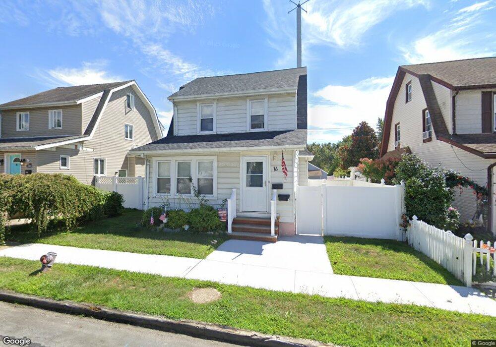 16 Evergreen Dr unit 1, Lindenhurst, NY 11757 - photo 1