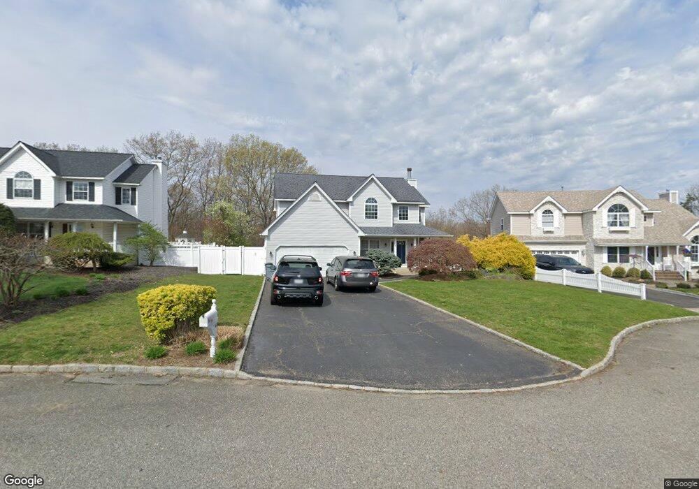 6 Munsee Way, ComMacK, NY 11725 - photo 1