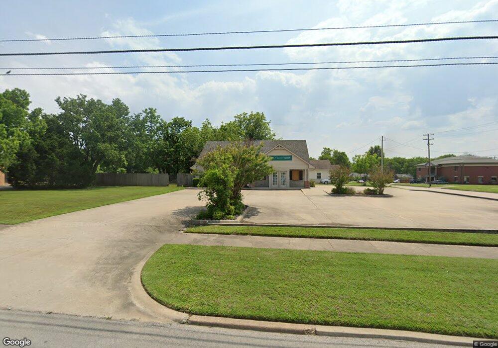 221 W 1st St, Claremore, OK 74017 - photo 1