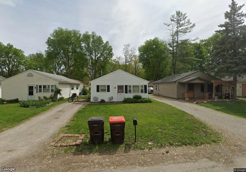 814 S College St, Lincoln, IL 62656 - photo 1