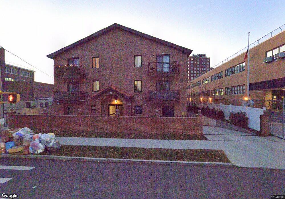 7548 Parsons Blvd unit 3H, Fresh Meadows, NY 11366 - photo 1