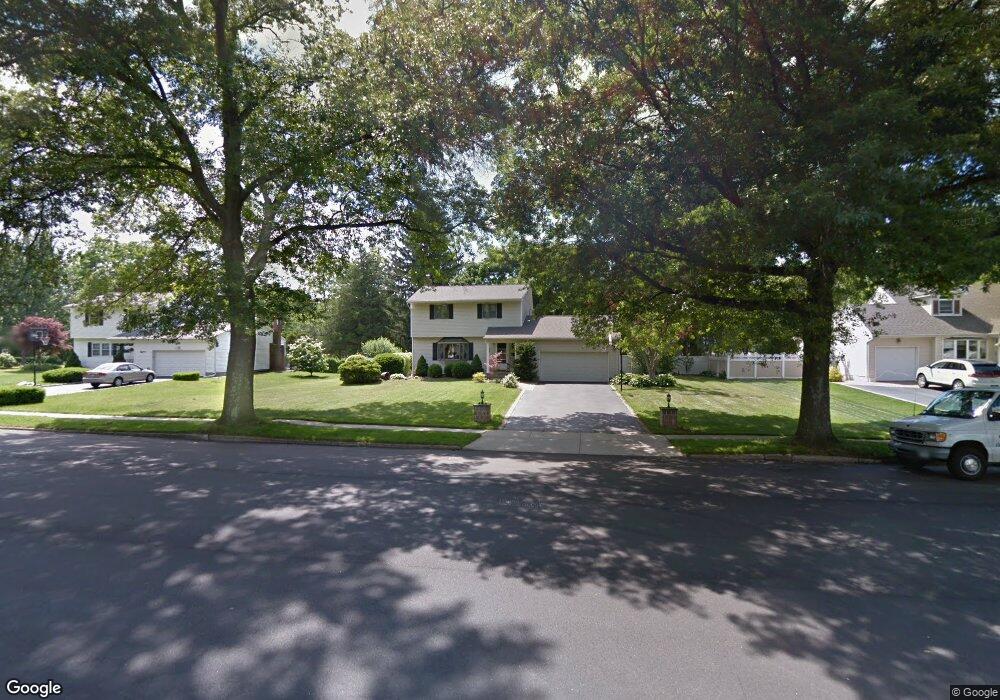 16 Pawnee Dr, ComMacK, NY 11725 - photo 1