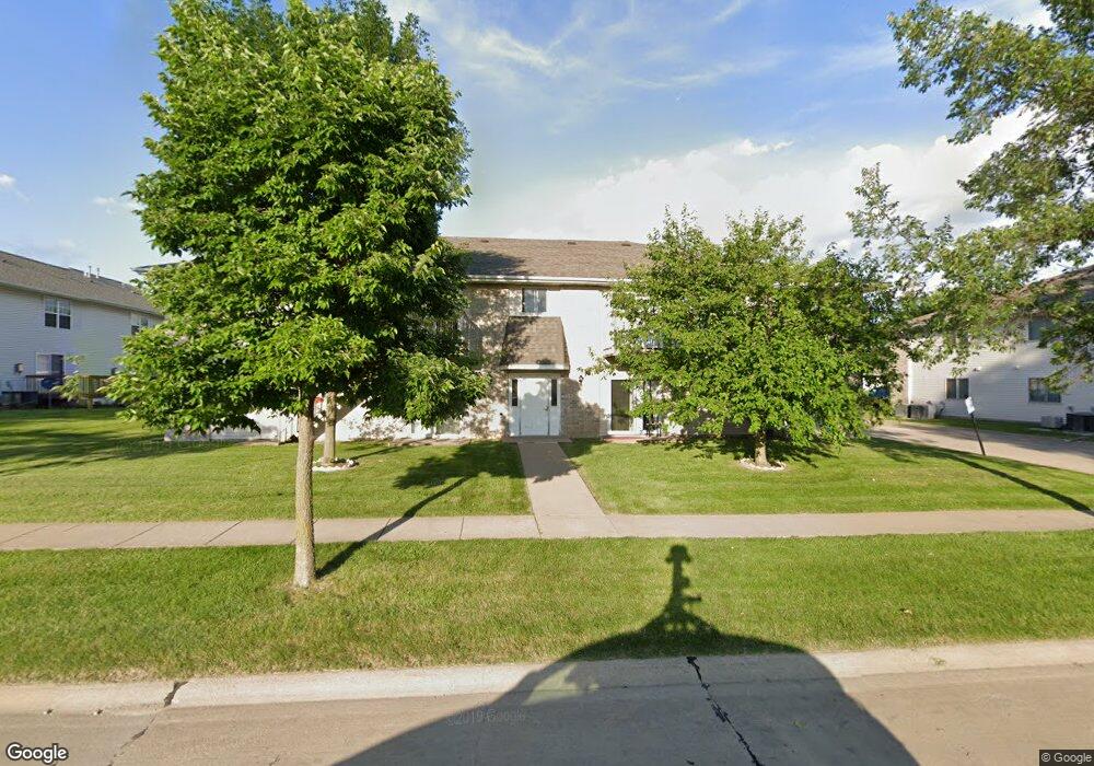 3425 Queen Dr SW unit 4, Cedar Rapids, IA 52404 - photo 1