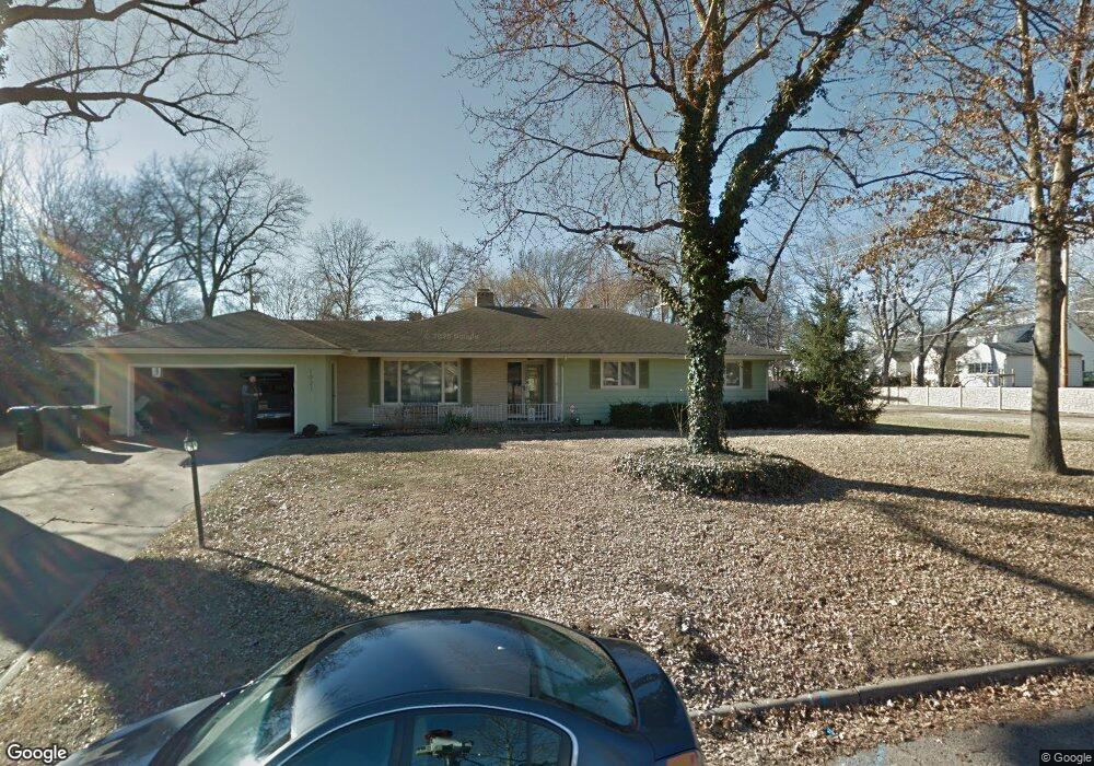 1021 SW Cambridge Ave, Topeka, KS 66604 - photo 1