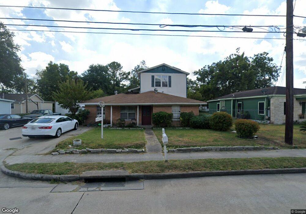 2521 S Victory Dr, Houston, TX 77088 - photo 1