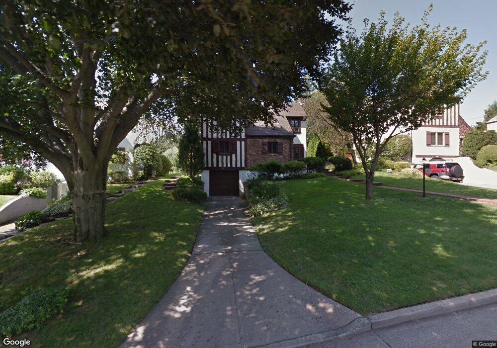 47 Stonehenge Rd, Manhasset, NY 11030 - photo 1