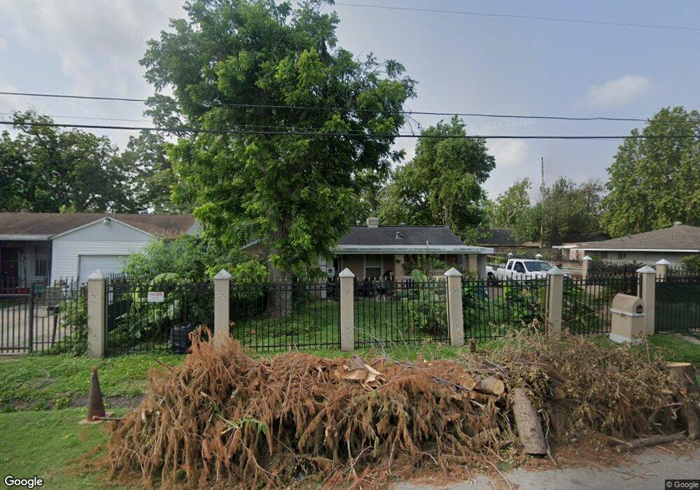 814 E Rogers St, Houston, TX 77022 - photo 1