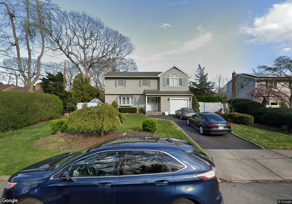 3 Mohawk Ln, ComMacK, NY 11725 - photo 1