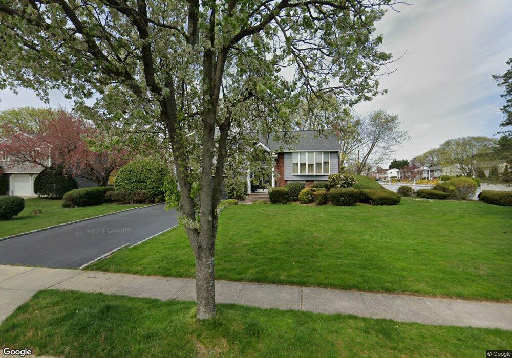 102 Hayrick Ln, ComMacK, NY 11725 - photo 1