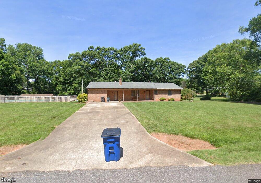 207 Edgewood Dr, Statesville, NC 28625 - photo 1