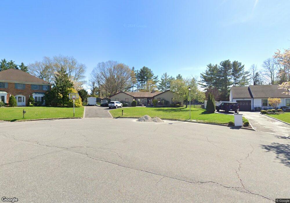 9 Hillview Ct, ComMacK, NY 11725 - photo 1