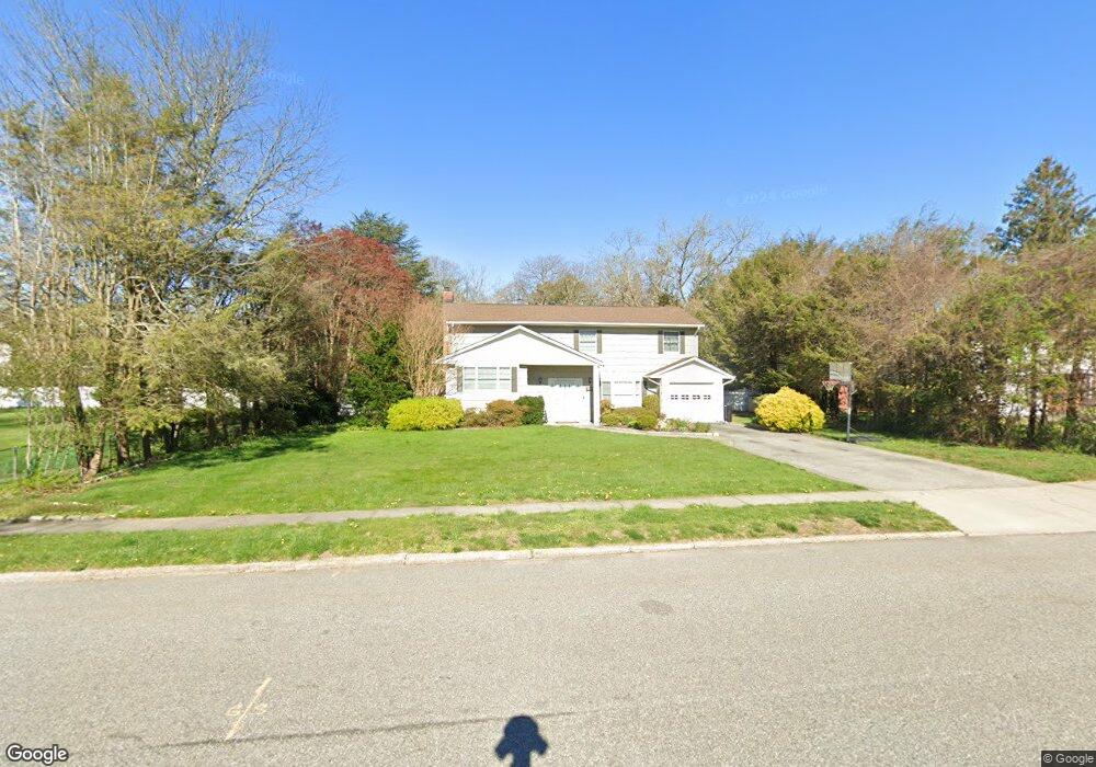 34 Pawnee Dr, ComMacK, NY 11725 - photo 1