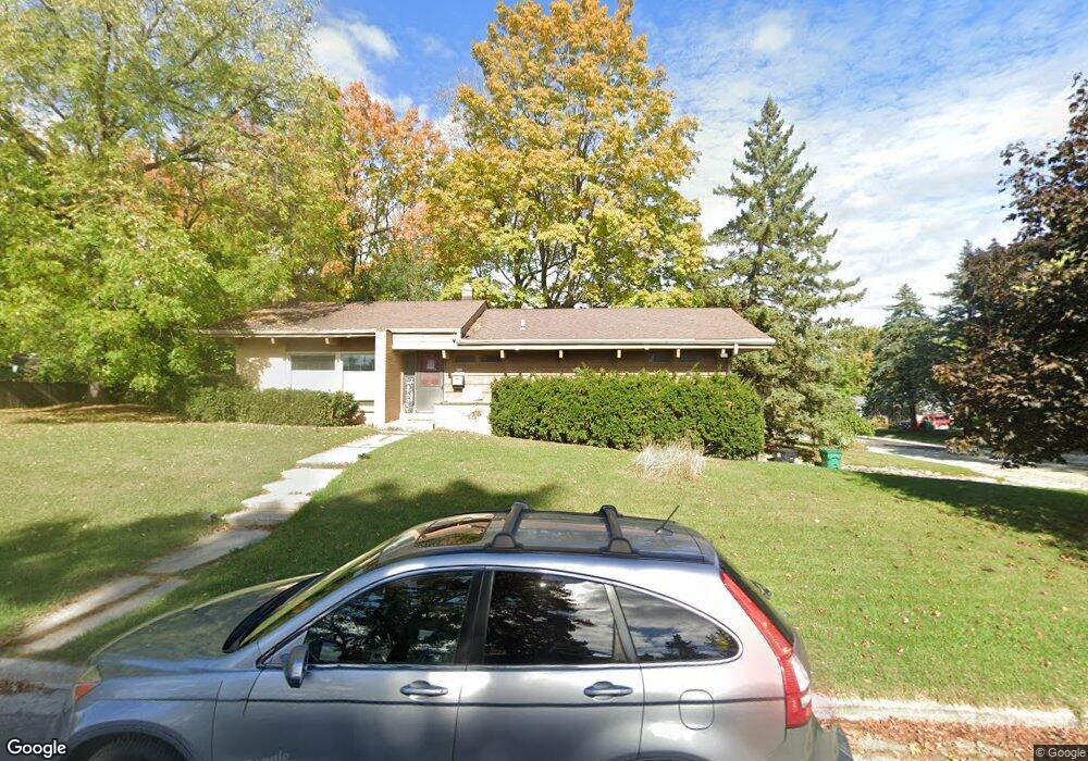 N92W17040 Forest Dr, Menomonee Falls, WI 53051 - photo 1
