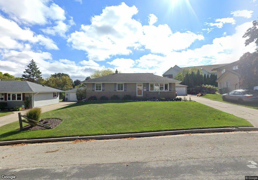 N92W17307 Forest Dr, Menomonee Falls, WI 53051 - photo 1