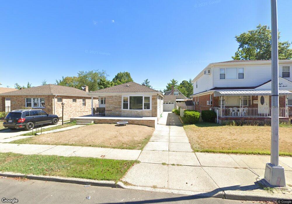 7831 264th St, Glen Oaks, NY 11004 - photo 1