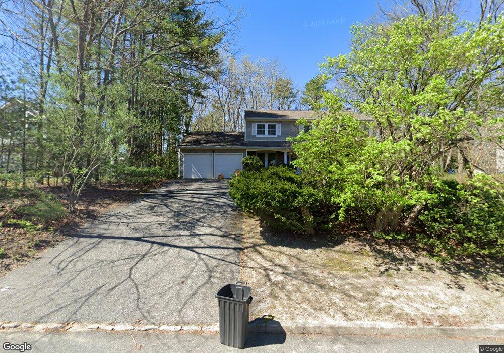 10 Peppermill Ct, ComMacK, NY 11725 - photo 1