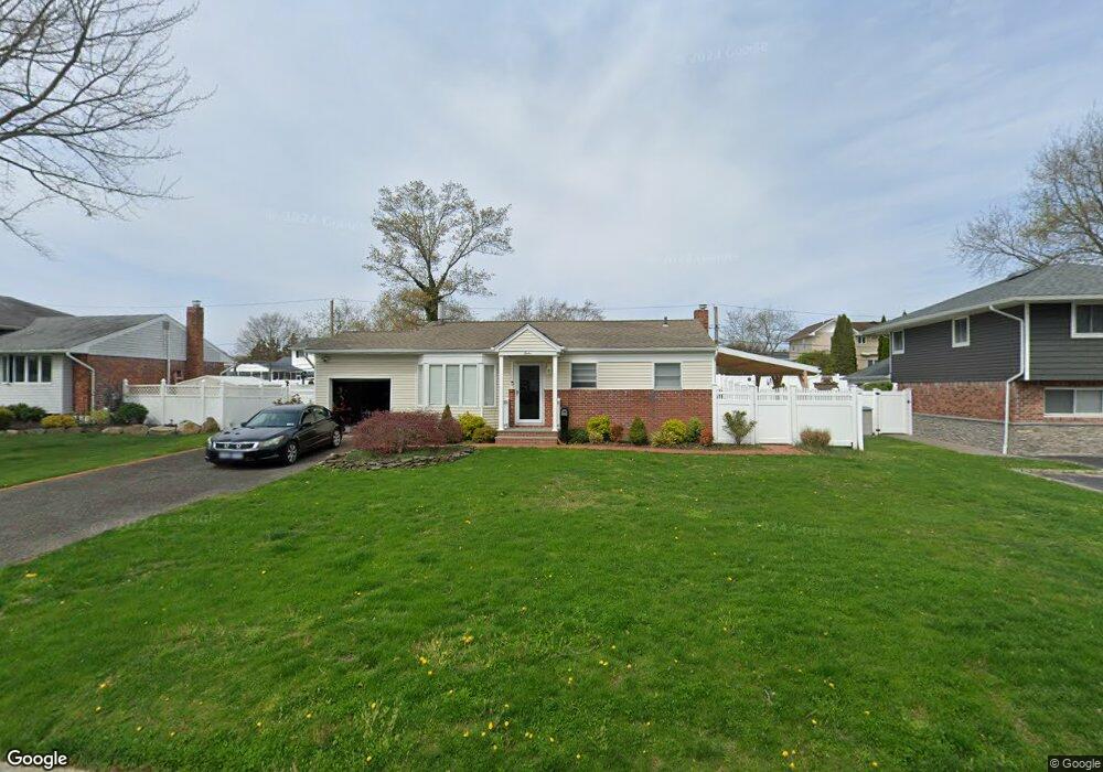 12 Montrose Dr, ComMacK, NY 11725 - photo 1