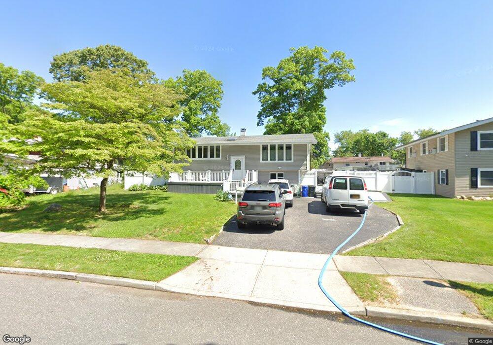 9 Redleaf Ln, ComMacK, NY 11725 - photo 1