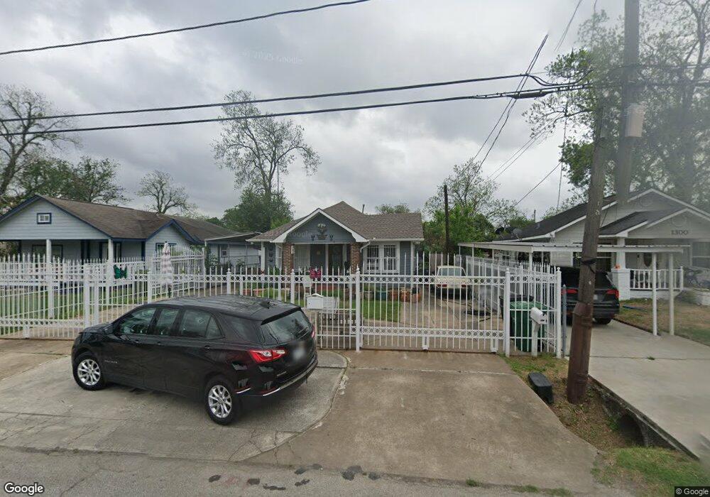 1302 Caplin St, Houston, TX 77022 - photo 1