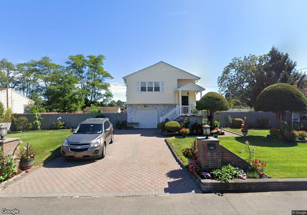 321 Robbins St, Lindenhurst, NY 11757 - photo 1