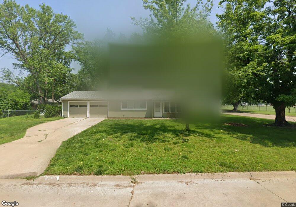 1704 SW 24th St, Topeka, KS 66611 - photo 1