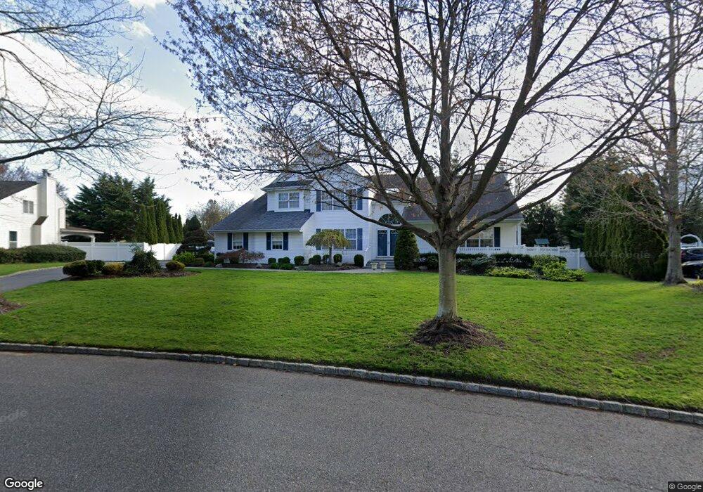 5 Weeping Cherry Ln, ComMacK, NY 11725 - photo 1