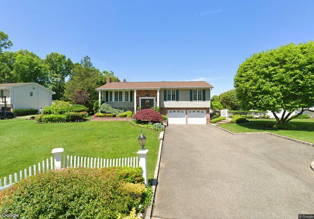 14 Pinecone Ln, ComMacK, NY 11725 - photo 1