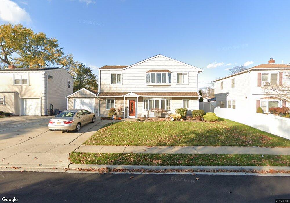 521 Rebecca Ln, Oceanside, NY 11572 - photo 1