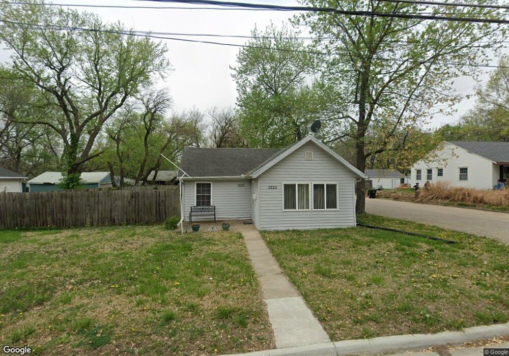 3225 SW 11th St, Topeka, KS 66604 - photo 1