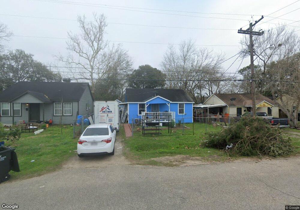 318 E Coombs St, Alvin, TX 77511 - photo 1