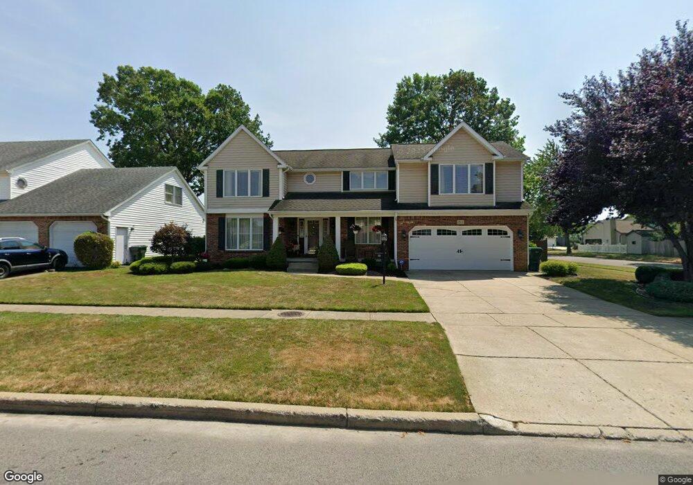 811 Thomas Fox Dr W, North Tonawanda, NY 14120 - photo 1