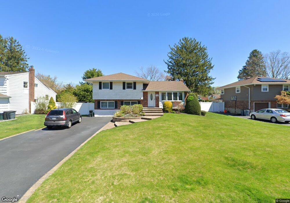 9 Crabapple Ln, ComMacK, NY 11725 - photo 1