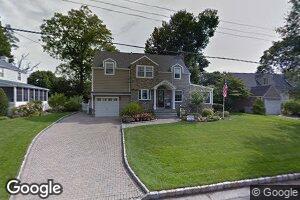 34 Greenway E, New Hyde Park, NY 11040