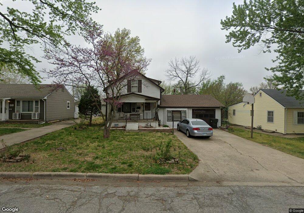 711 SW Cambridge Ave, Topeka, KS 66606 - photo 1