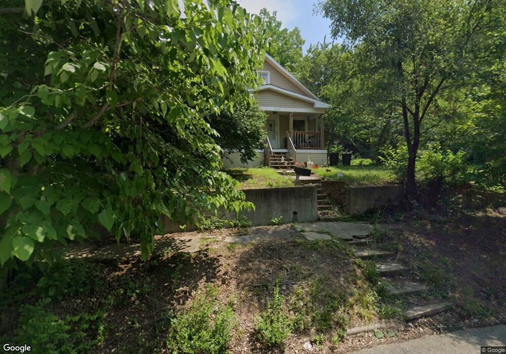 2504 SW Clay St, Topeka, KS 66611 - photo 1