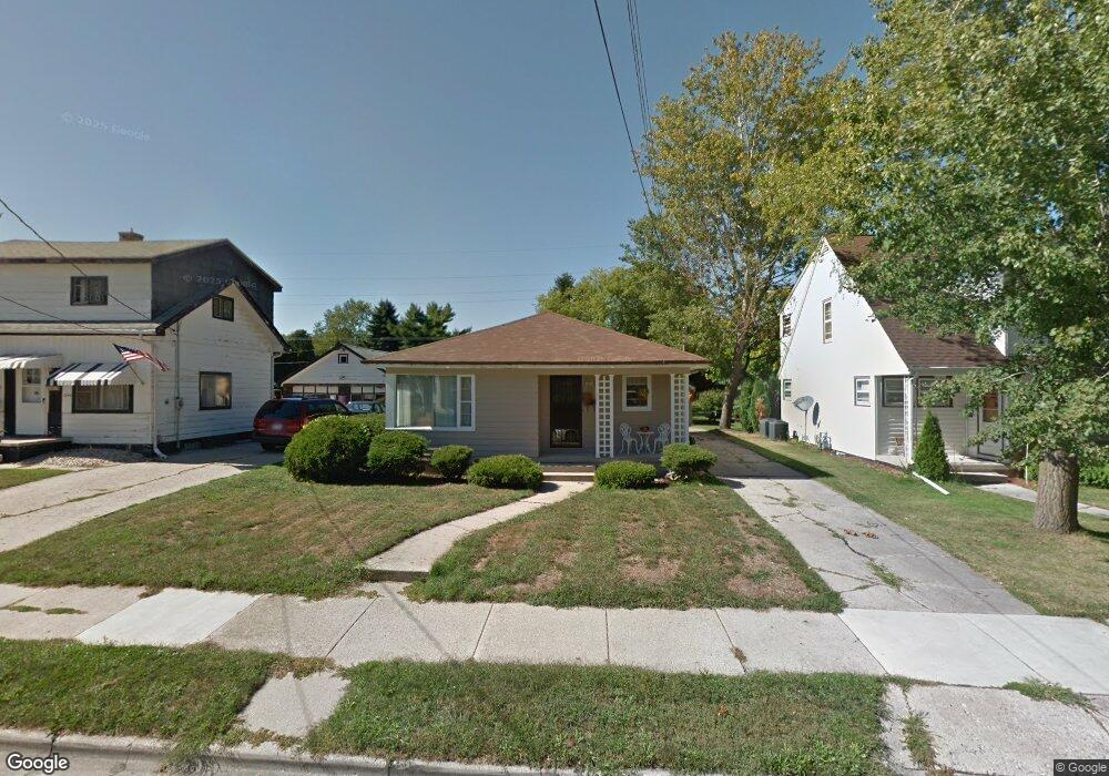 1252 Arlington Ave, Manitowoc, WI 54220 - photo 1