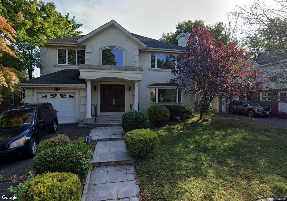 10 Gutheil Ln, Great Neck, NY 11024 - photo 1