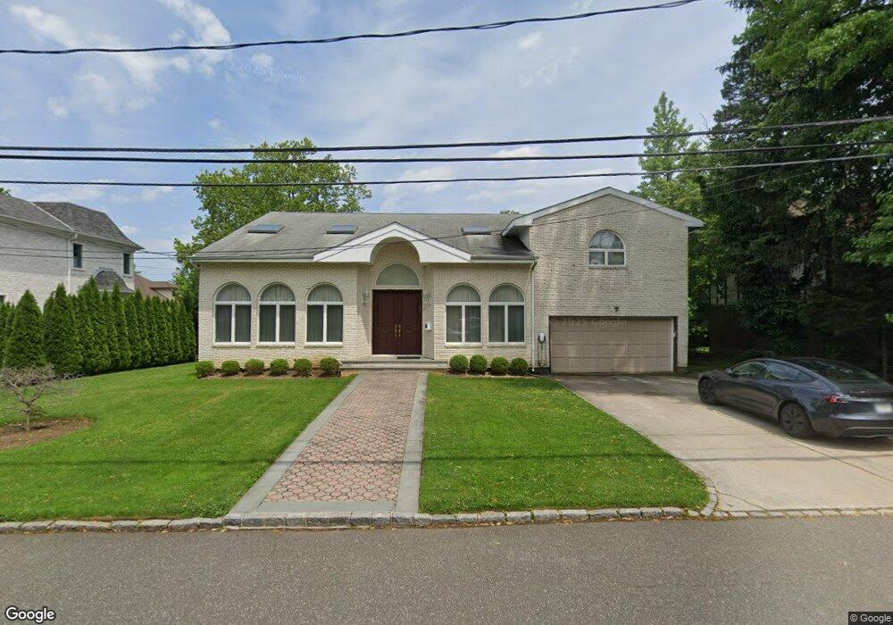 7 Bromley Ln, Great Neck, NY 11023 - photo 1