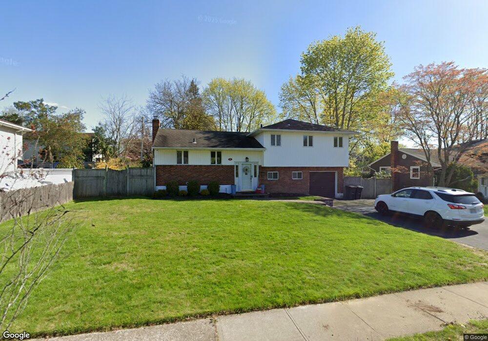 8 Havemeyer Ln, ComMacK, NY 11725 - photo 1