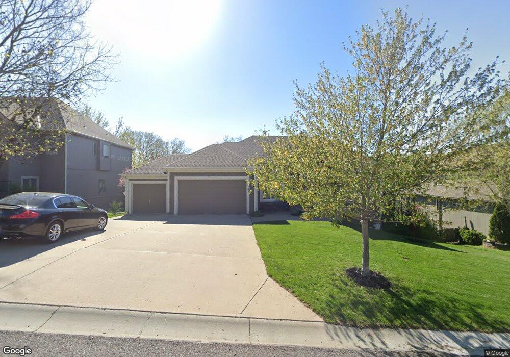 7702 Alden Rd, Shawnee, KS 66216 - photo 1