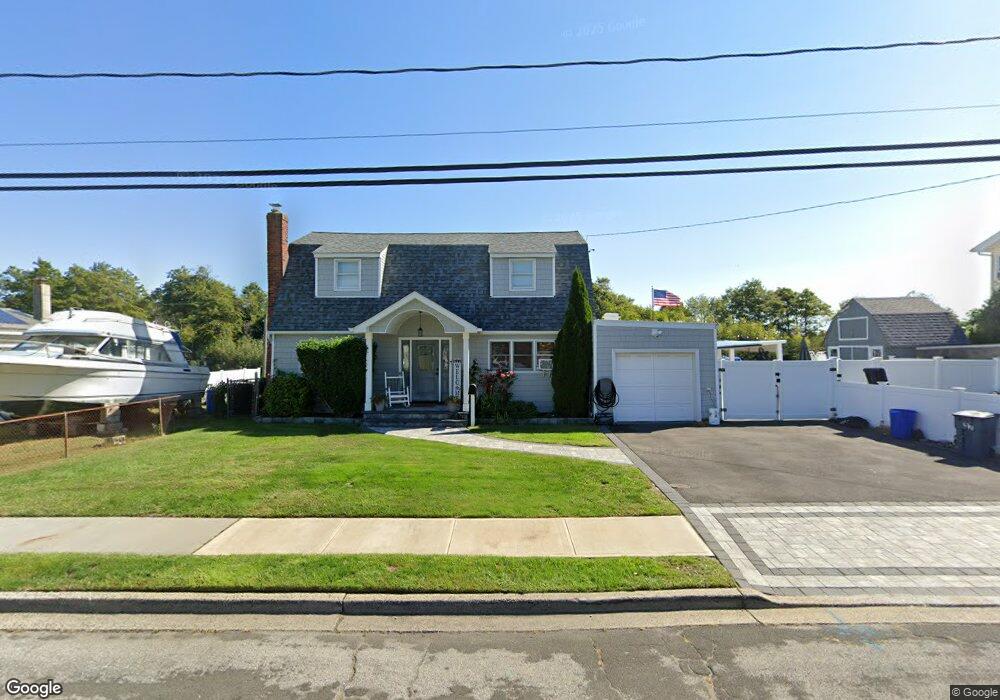 137 Inlet Dr, Lindenhurst, NY 11757 - photo 1