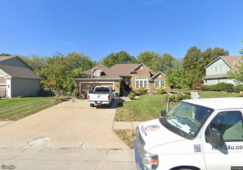 1014 Oak Dr, Raymore, MO 64083 - photo 1