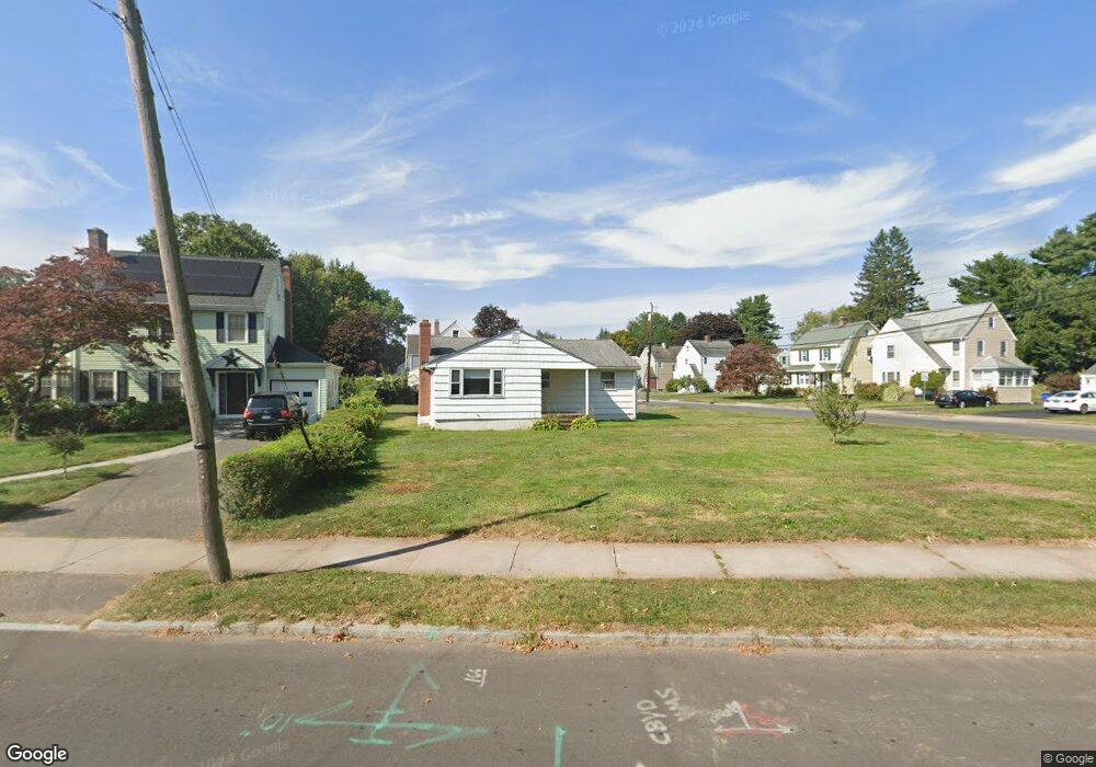 677 Quaker Ln S, West Hartford, CT 06110 - photo 1