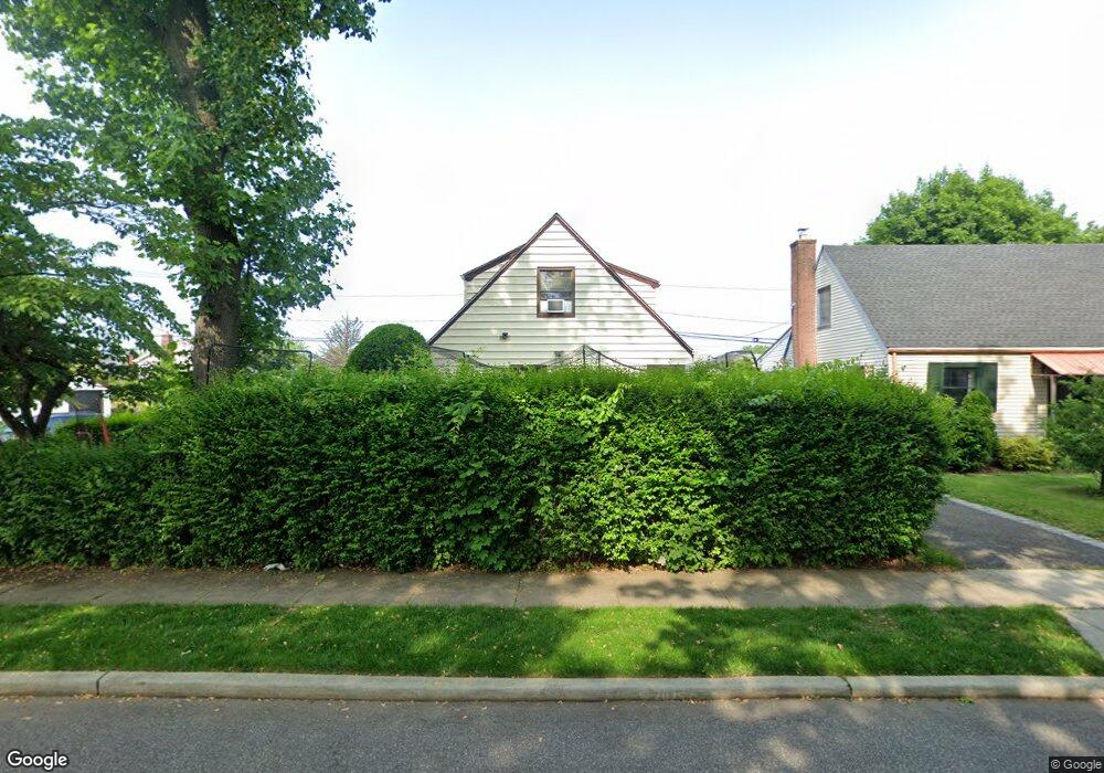 182 Cornwell Ave, Williston Park, NY 11596 - photo 1