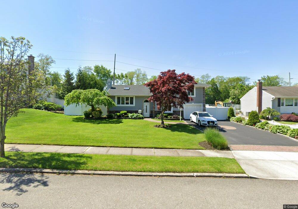 8 Regina Dr, ComMacK, NY 11725 - photo 1