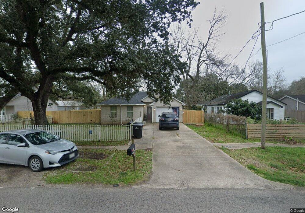 809 W Willis St, Alvin, TX 77511 - photo 1