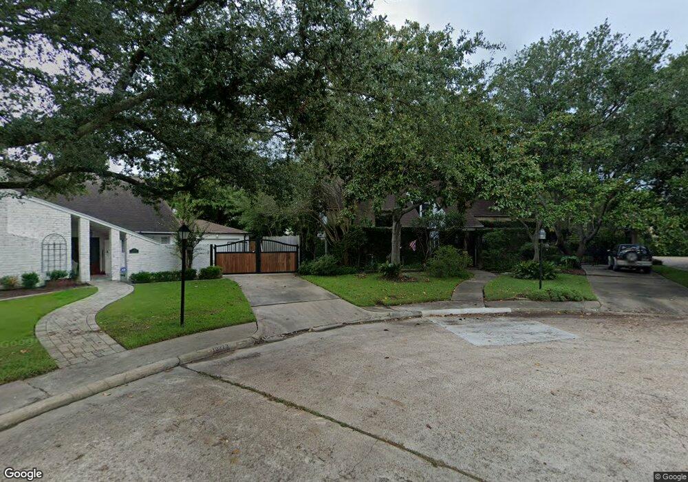 10227 Piping Rock Ln, Houston, TX 77042 - photo 1