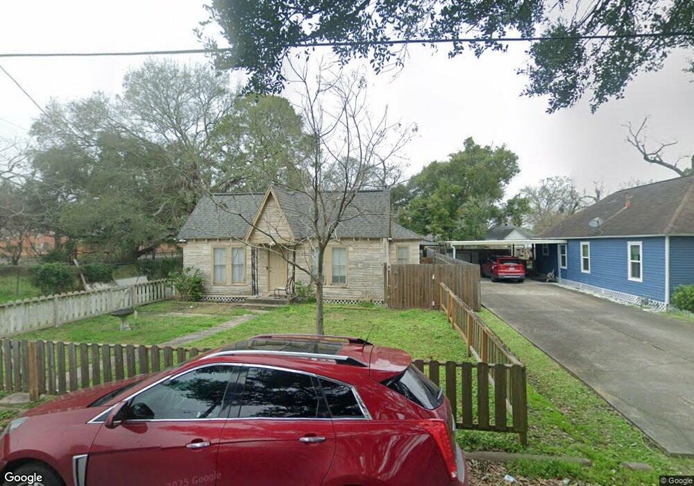 314 W Cleveland St, Alvin, TX 77511 - photo 1