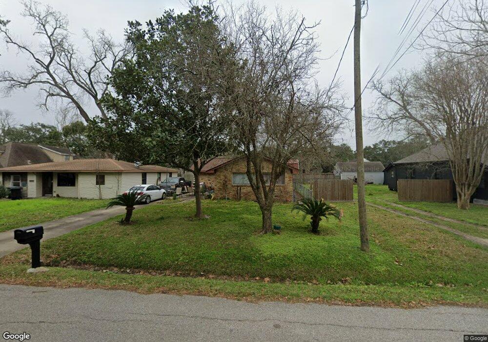 910 W Cleveland St, Alvin, TX 77511 - photo 1