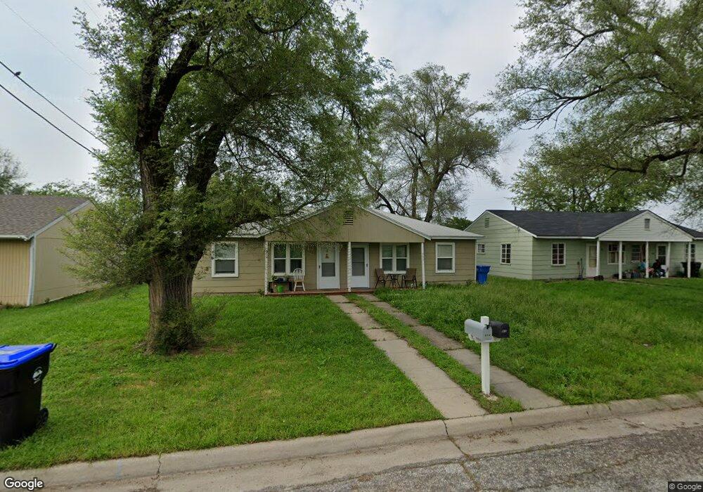 914 SW 33rd St, Topeka, KS 66611 - photo 1